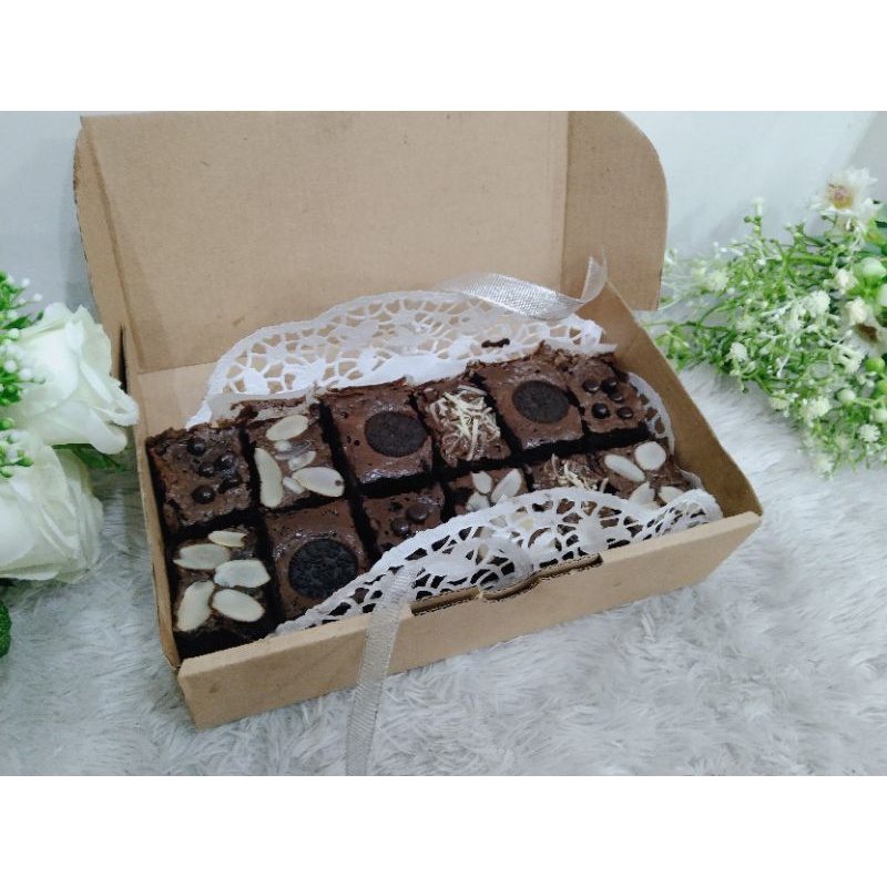 

Hampers Brownis / FUDGY BROWNIES PREMIUM / UKURAN KECIL / BROWNIES POTONG ANEKA TOPING