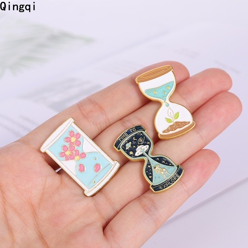 Bros Pin Enamel Bentuk Jam Pasir Bahan Metal Untuk Aksesoris Tas Ransel Topi