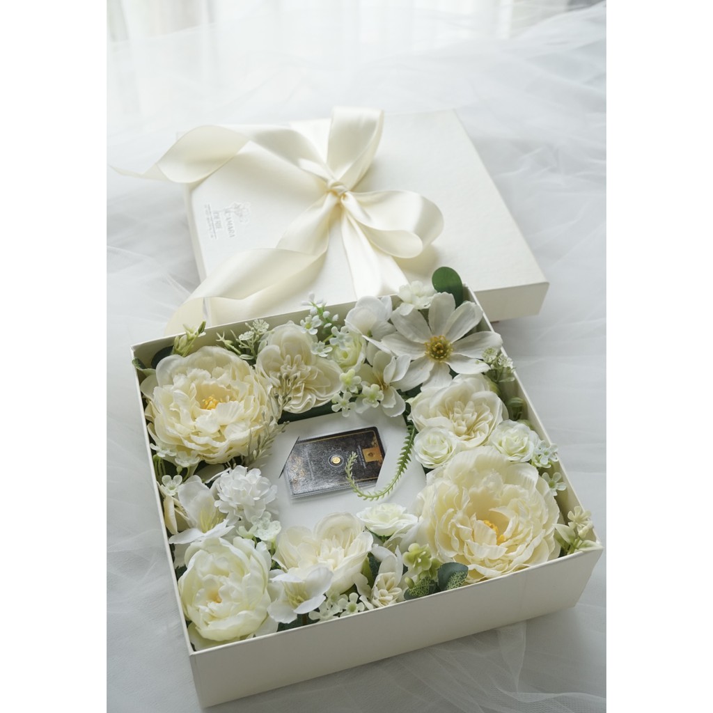 

Bloom Box Medium/LM Gift Box/Gift LM Logam Mulia perhiasan Mahar hiasan bunga cantik- CAMARADERIE