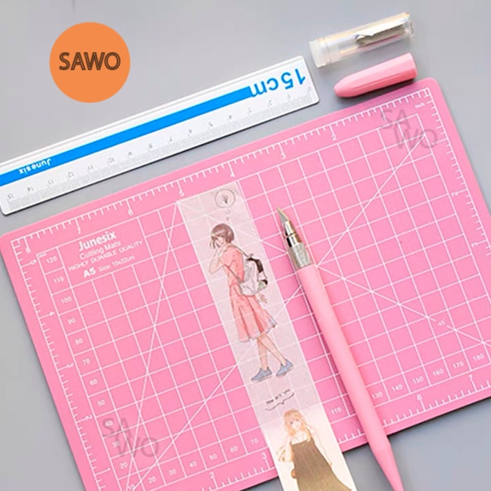 

Hemat A5 Cutting Mat + Blade Pen + 12 Pisau Refill + 15 Cm Ruler Trendi