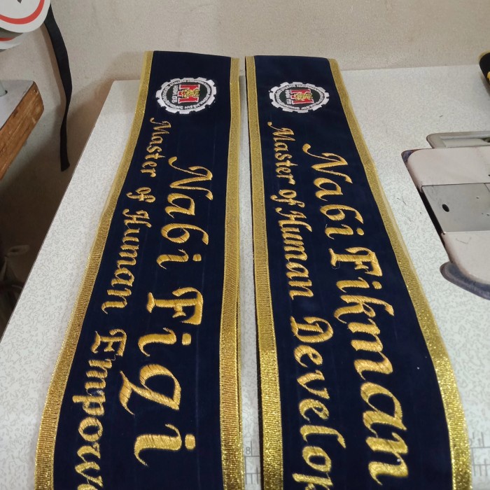 Sash-Selempang- Selempang Wisuda Bordir Bludru Logo - Pita -Selempang-Sash.