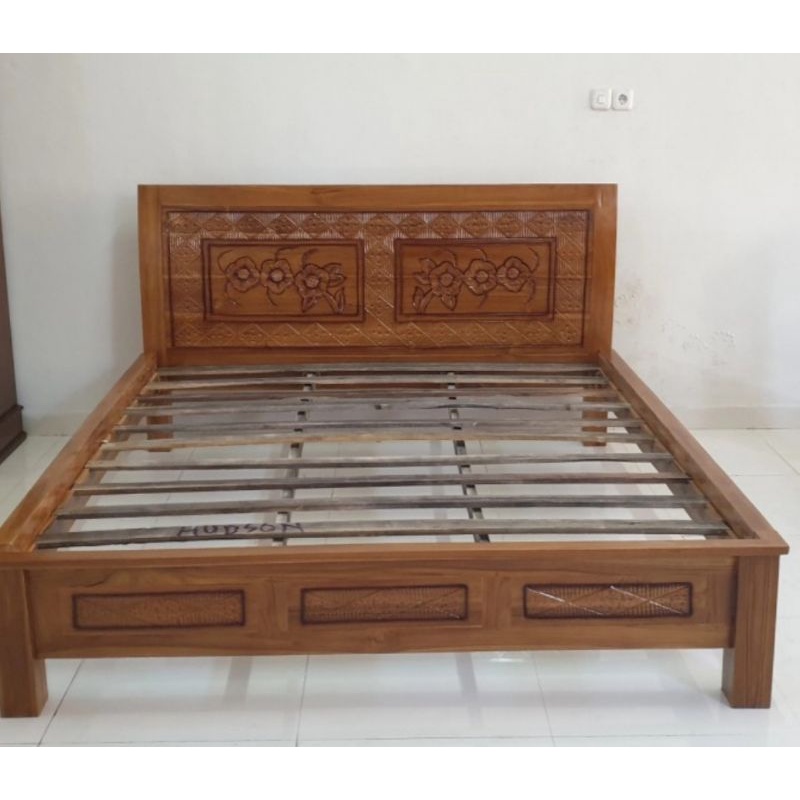 Tempat Tidur Kayu / Ranjang Kayu / Dipan Kayu Ukiran Modern Ukuran 1