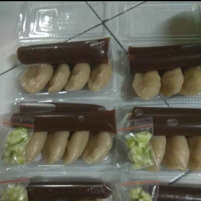 

Pempek palembang asli isi telor 1 pak isi 4 pcs bumbu sudah ada di dalam nya.