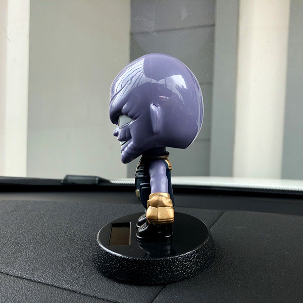 THANOS AVANGER SOLAR POWER Boneka Figure Miniatur Pajangan Mobil Goyang Kepala Shacking Head