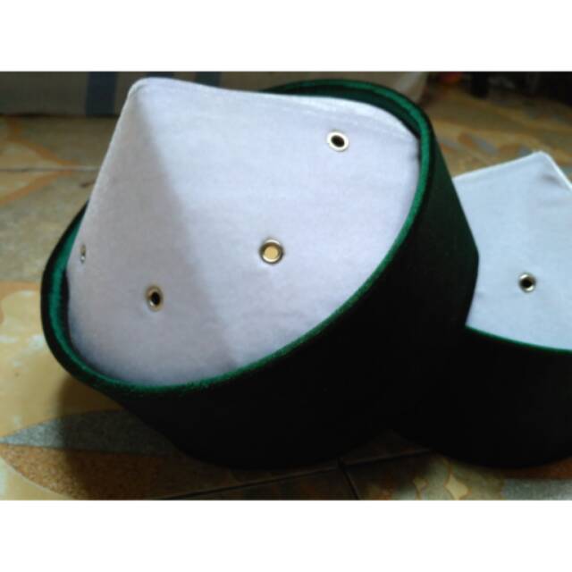 Peci kerucut putih hijau