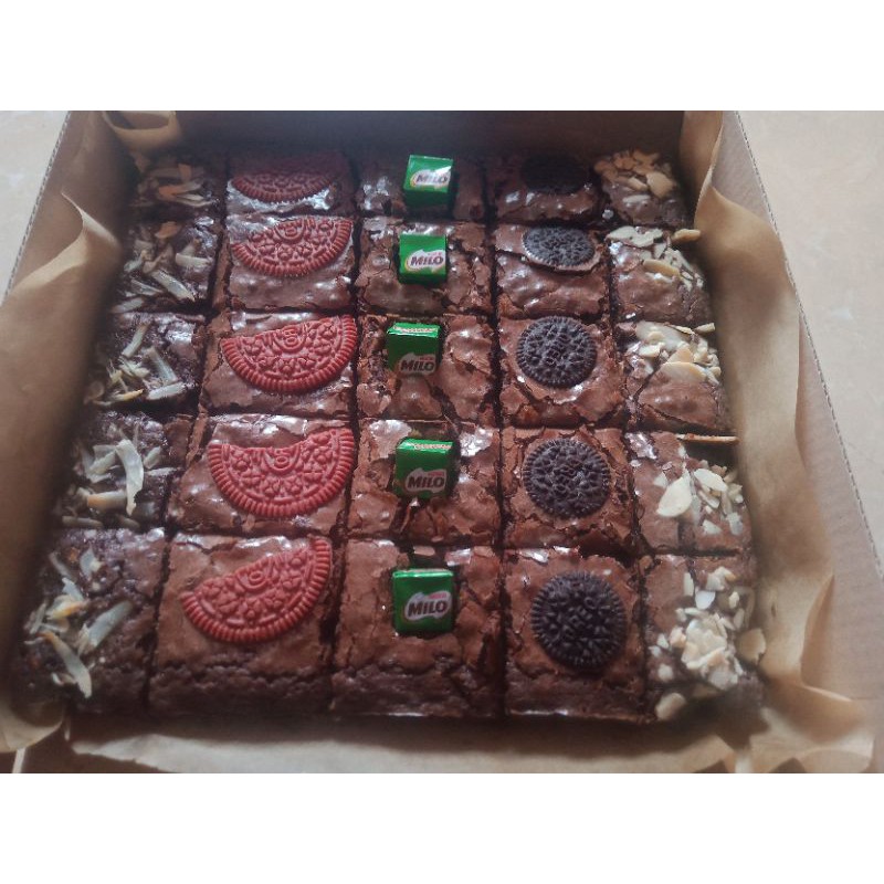 

brownies panggang fudgy Oreo red velvet, brownies ulang tahun, brownies donat, brownies legit, brownies basah, brownies shiny, brownies jogja