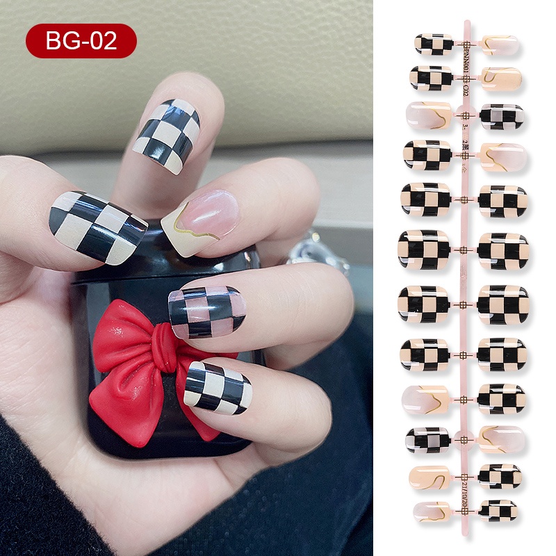 24pcs / Set Kuku Palsu Motif Beruang Snoopy Bahan Akrilik Untuk Nail Art