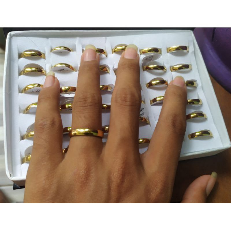 cincin titanium berlapis emas kualitas tinggi serta anti karat dan anti luntur/cincin pernikahan