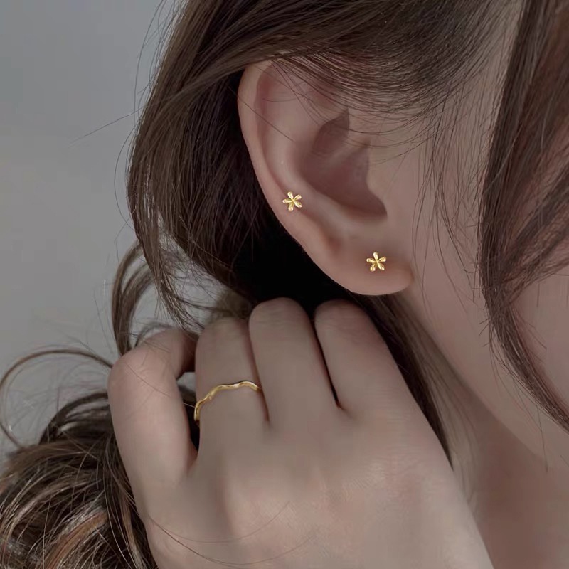 1 Pasang Anting Stud Desain Bunga Bahan S925 Silver Anti Alergi Untuk Wanita