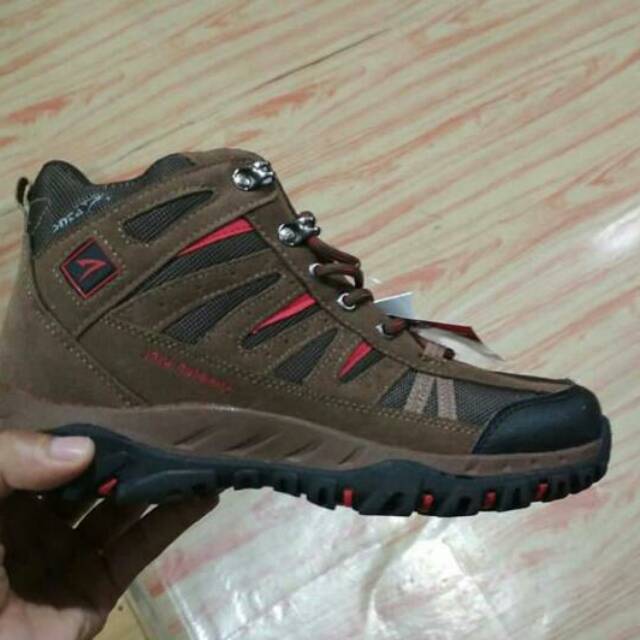 Sepatu gunung bekas