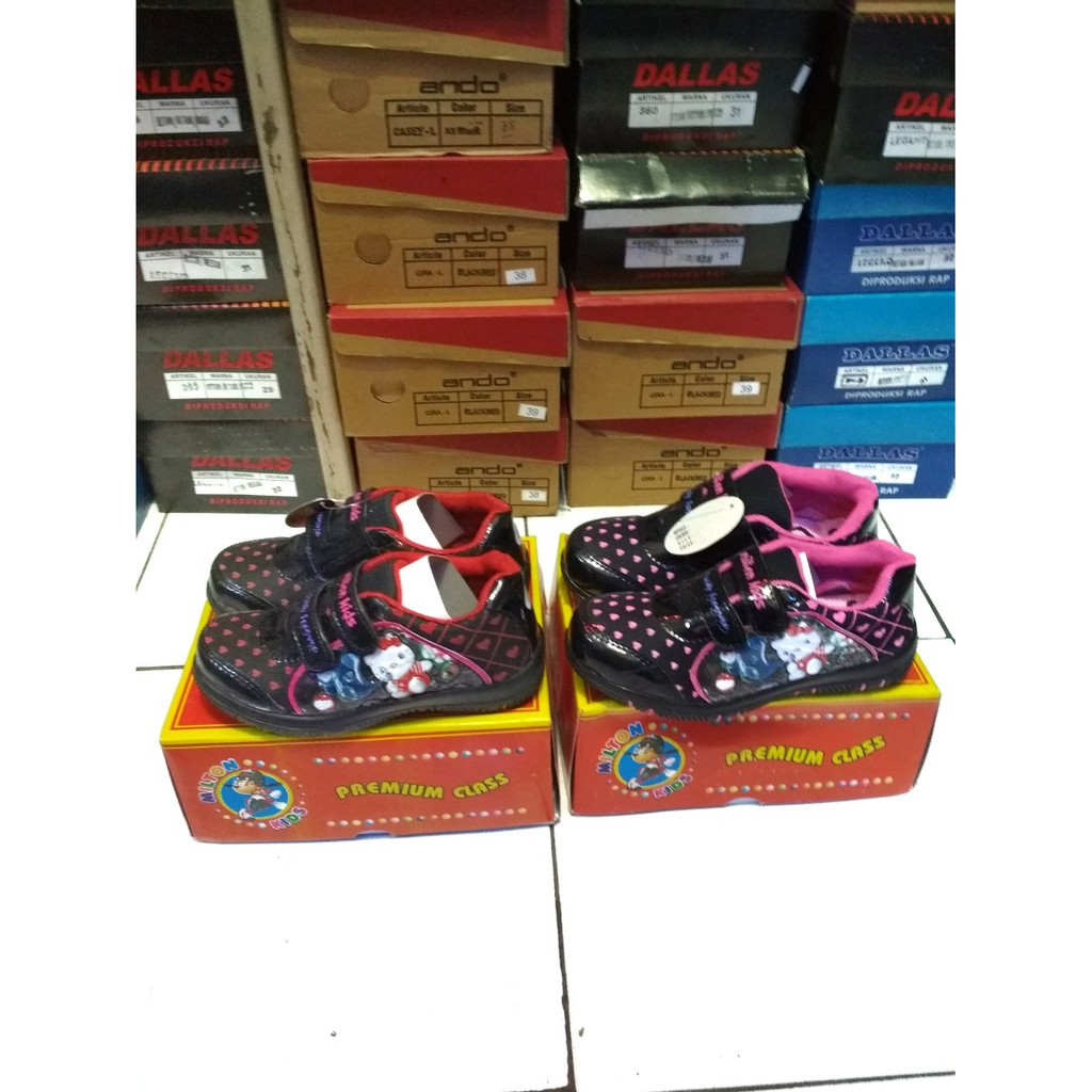 SALE Sepatu sekolah tk anak perempuan