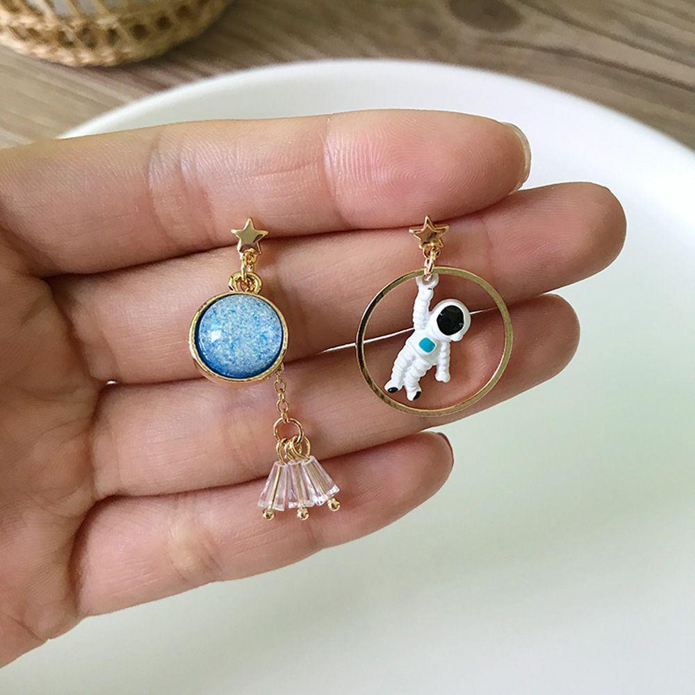 Needway Anting Emas Asimetris Lingkaran Panjang Bulan Lucu Rumbai Semesta Kepribadian Astronot Planet Series Untuk Wanita