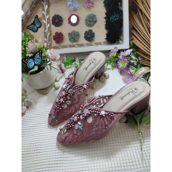 sepatu Ruby Mauve tinggi 5cm tahu bisa request wrna tinggi motif brukat tile sesuai stok yah ka sebelum membeli baca dahulu utk request warna bisa motif sesuai stok ya