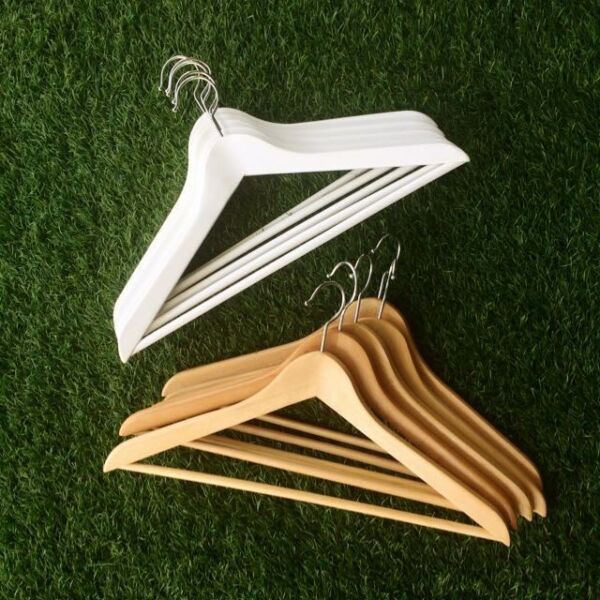 BUMERANG Gantungan baju warna kayu putih set isi 8 pcs BUMERANG Gantungan baju warna kayu putih set isi 8 pcs