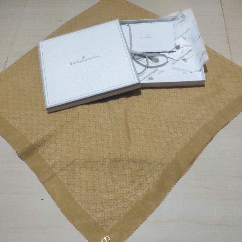 preloved buttonscarves tapis canary