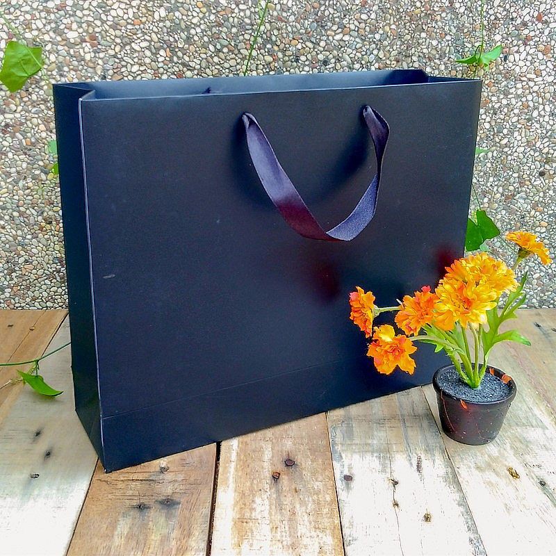 

Paperbag Black Doff Uk. 36 x 30 x 10 cm