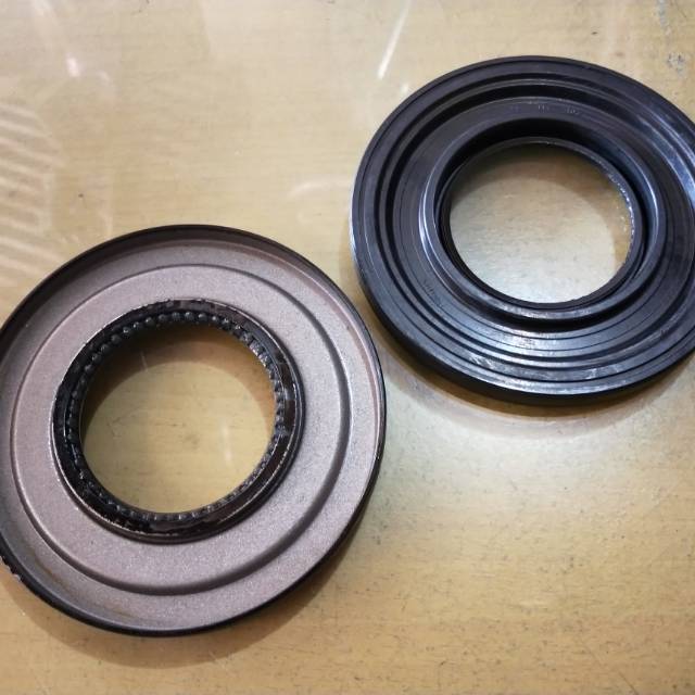 Oil seal roda belakang luar Canter ps136