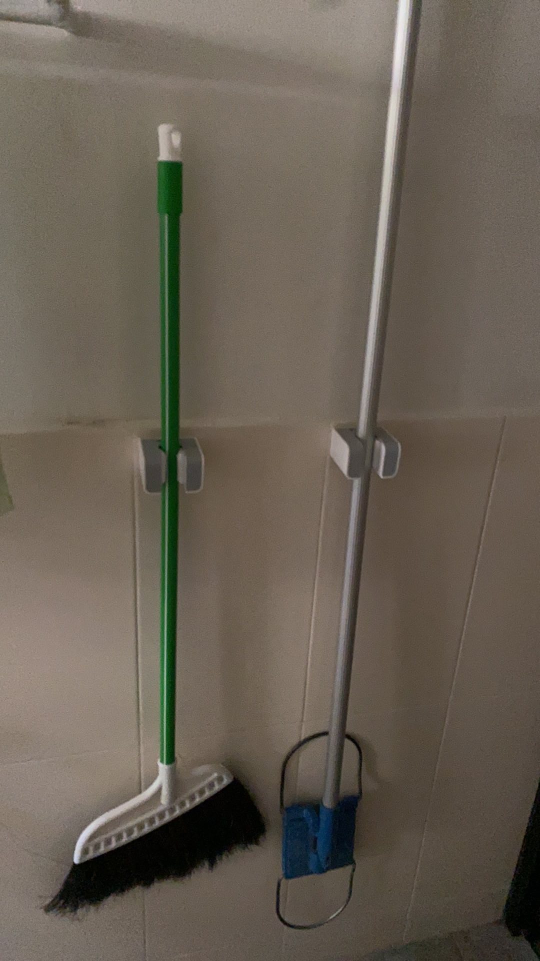 Rak Gantungan Dinding Pengait Untuk Tempat Penyimpanan Sapu/pel Pada Kamar Mandi