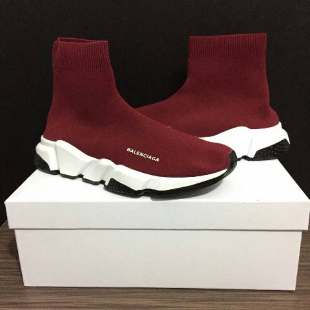 Sepatu running balenciaga speed trainer maroon