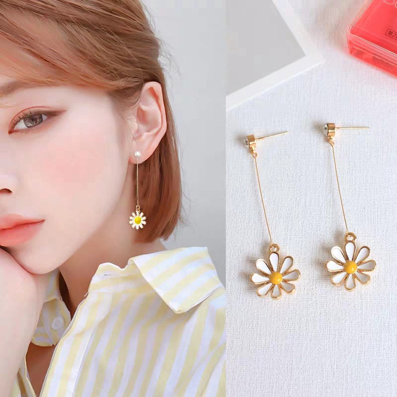 Anting Stud Desain Bunga Matahari Daisy Warna Kuning Putih Bahan Alloy Gaya Korea Untuk Wanita