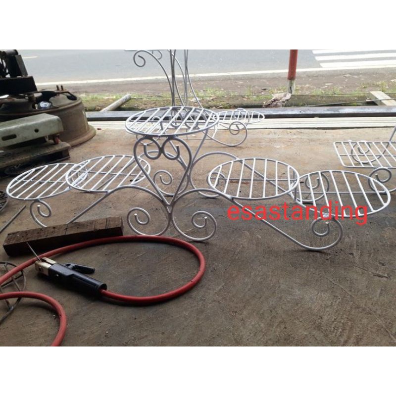 Rak tanaman besi/rak tanaman model love 5 susun