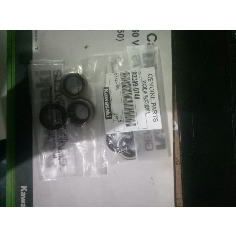 Seal Oil engkol ninja R RR seal kick starter ninja R RR 150 Original kawasaki