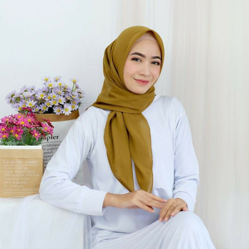 Jilbab Segi Empat Bella Square Premium, Motif Polos Polycotton Jahit Tepi