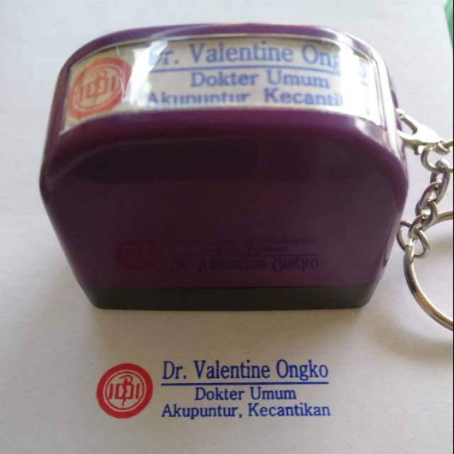 

STEMPEL NAMA DOKTER PERAWAT BIDAN GANTUNGAN KUNCI 2 WARNA PAKAI LOGO