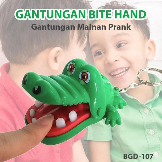 Gantungan kunci kecil karakter buaya bite hand mainan mini prank seru tangan gigit tas tali