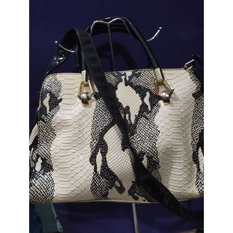 tas selempang motif ular