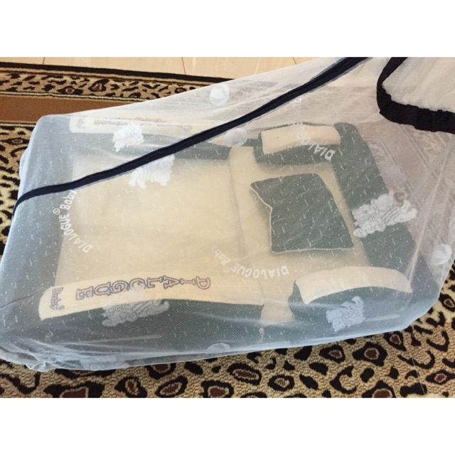 Dialogue tempat tidur kelambu bayi