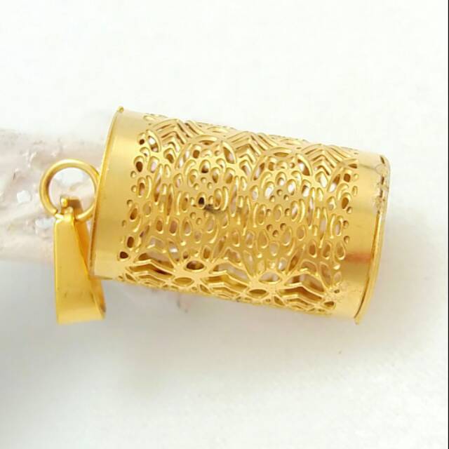 Liontin gold titanium model tabung lucu
