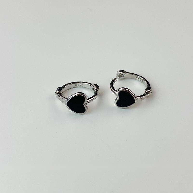 Anting Bentuk Hati Warna Hitam Gaya Retro Korea