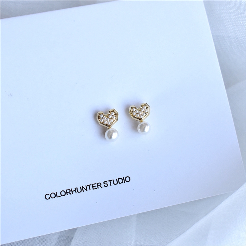 Exquisite Bright Anting Tusuk Bentuk Hati dengan Mutiara Elegan Lapis Emas untuk Wanita