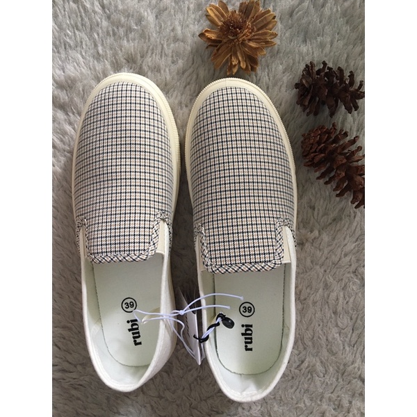 Sepatu Slip On Rubi shoes Cotton on