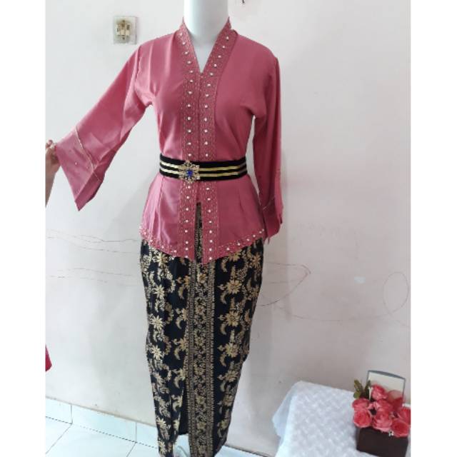 Setelan kebaya bali