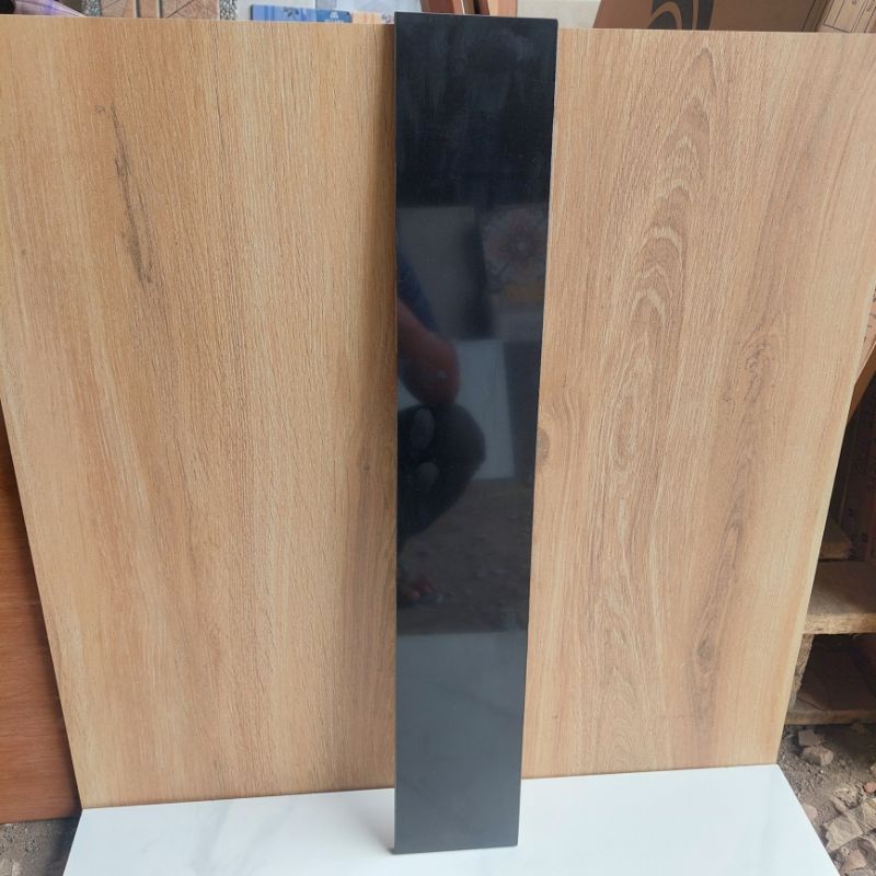 LIST PLINT 10X60 GRANIT HITAM DAN CREAM POLOS