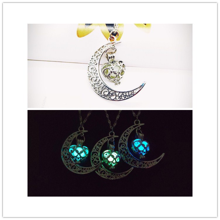 Kalung Desain Bulan Hollow Luminous Bahan Alloy Untuk Halloween