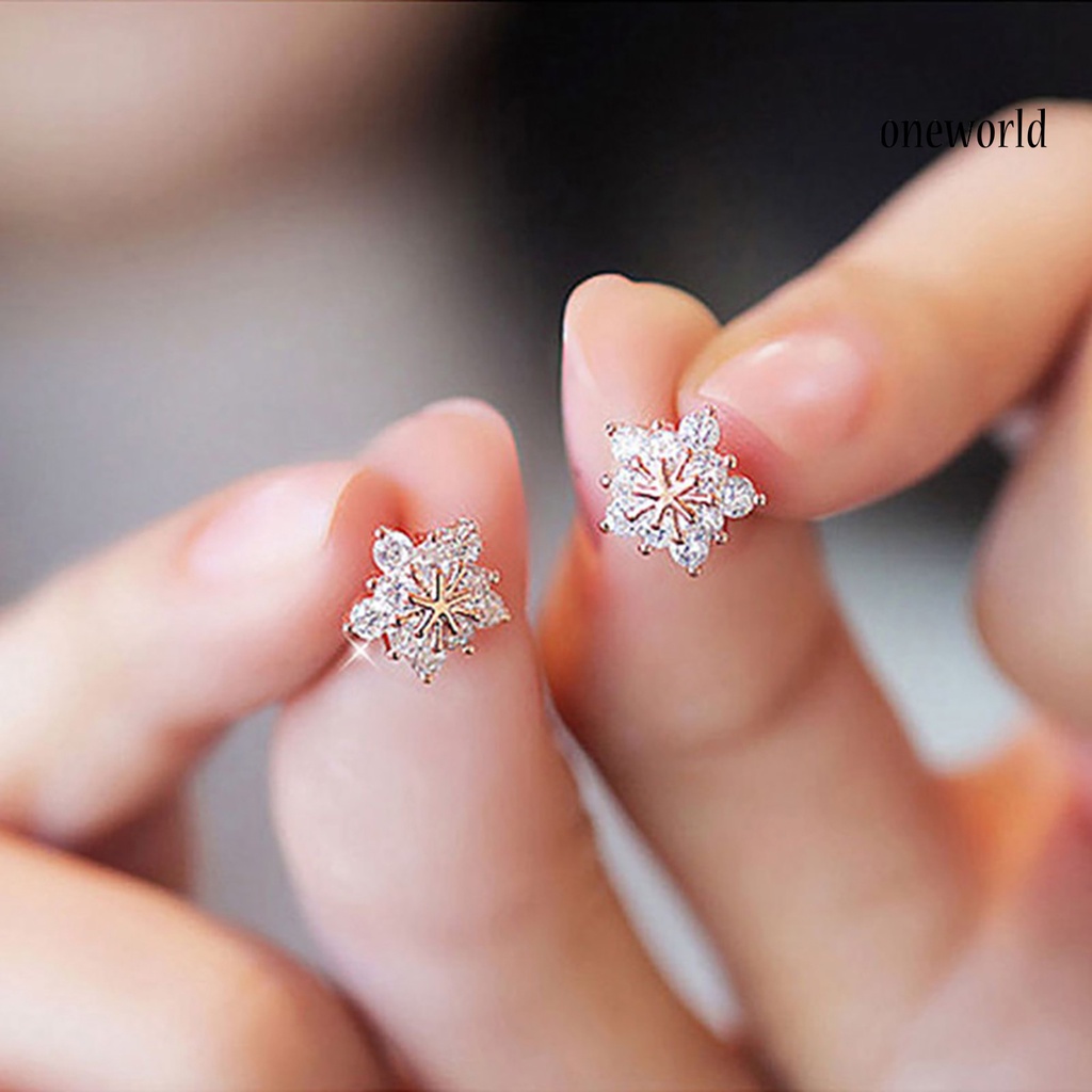 OW@ 1 Pair Earings Stud Delicate Elegant Snowflake Shaped Ear Studs for Party