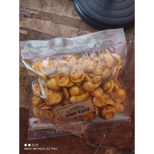 

kerupuk bulat kuning pedas