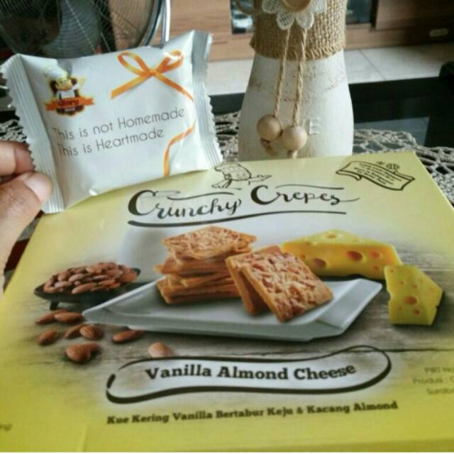 

CRUNCHY CREPES VANILLA ALMOND CHEESE / KUE KERING GLORY