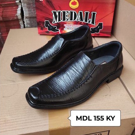 Sepatu kulit pria pantofel sepatu kerja formal tampil lebih keren