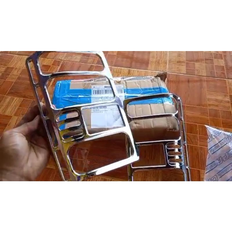 Garnis lampu belakang panther kotak