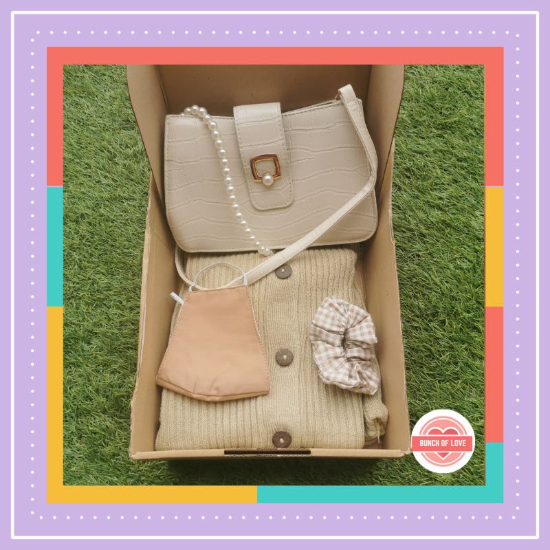 

BISA COD - HAMPERS GIFT BOX MEDIUM D/ KADO / SET CREAM (CARDIGAN CROP)