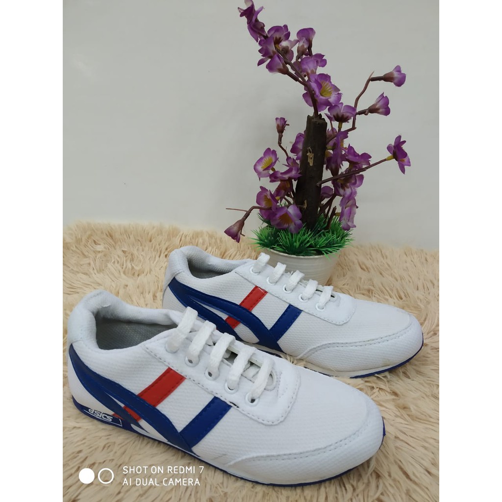 sepatu olahraga asic