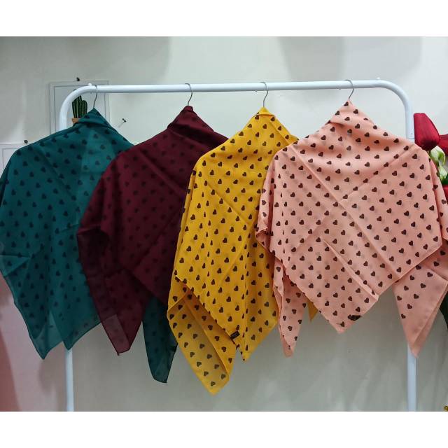 Jilbab Segi Empat Bella Square motif love