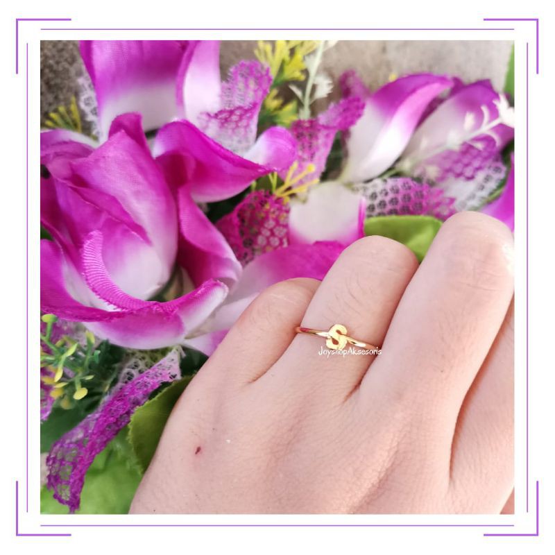 cincin inisial huruf titanium lapis emas antikarat