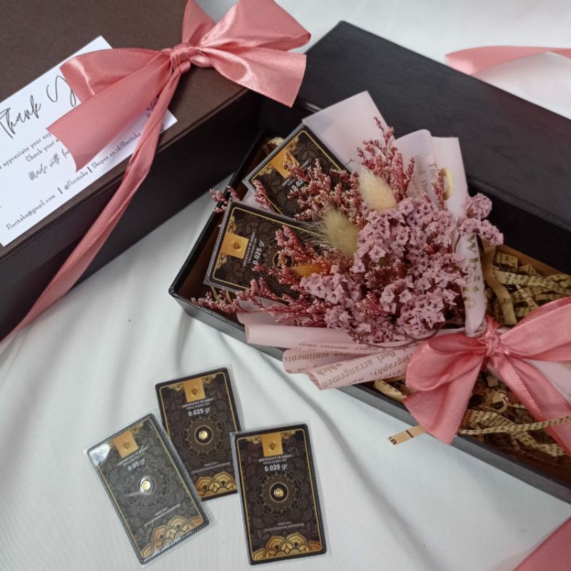 Hampers Mini Gold & Mini Bouquet Dried Flowers