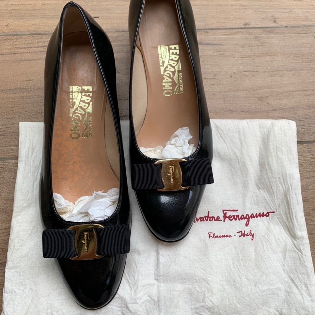 black leather pump shoes