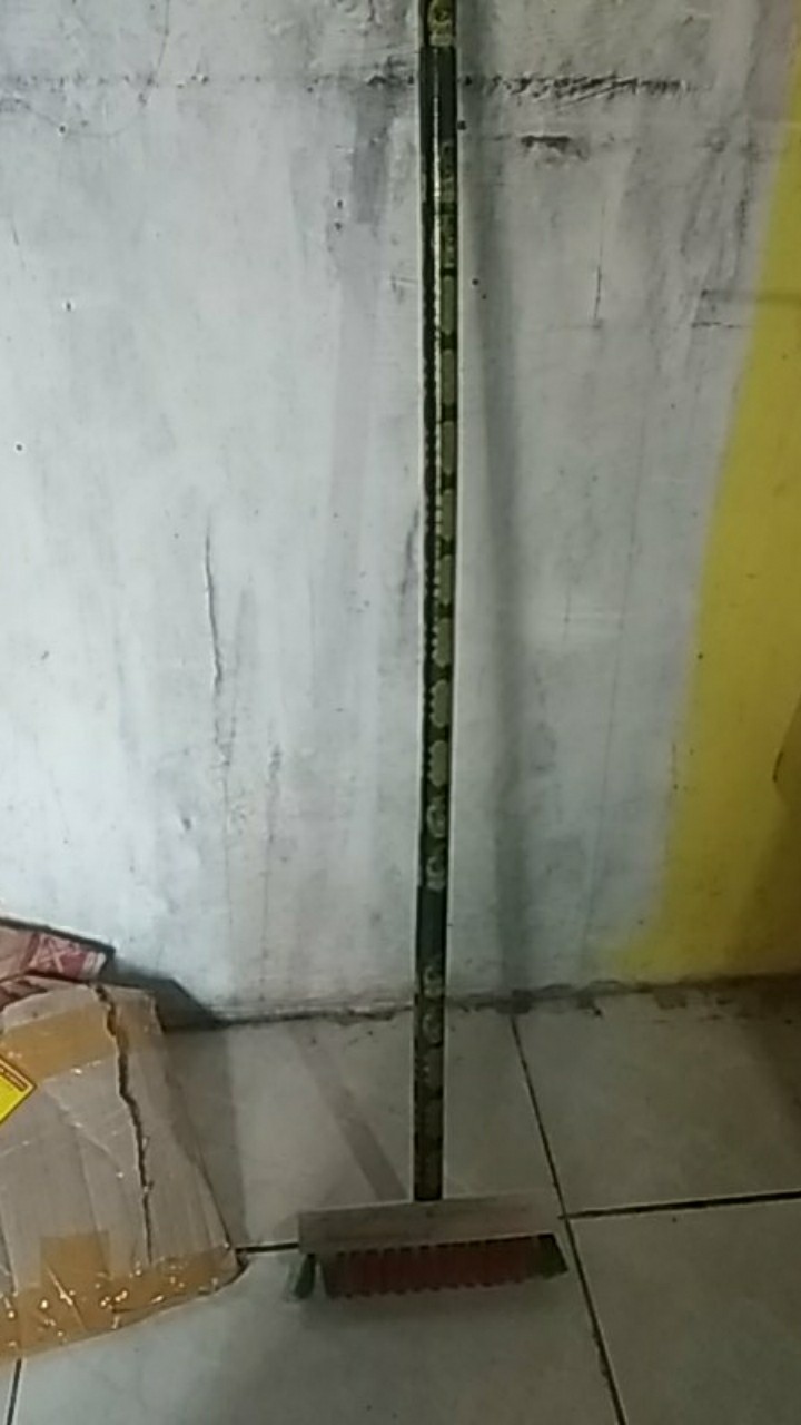 Sikat Kamar Mandi Gagang Kayu Panjang